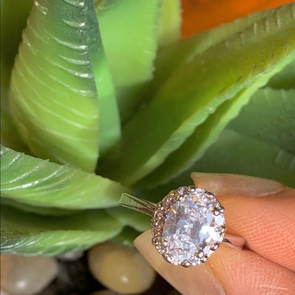 Oval white sapphire cluster ring - Picture 8 of 8